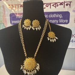 Indian Elegant Gold and Pearl Jewelry Set
