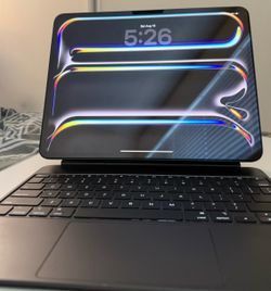 Apple iPad Pro 13” M5 256GB + Magic Keyboard – Like New