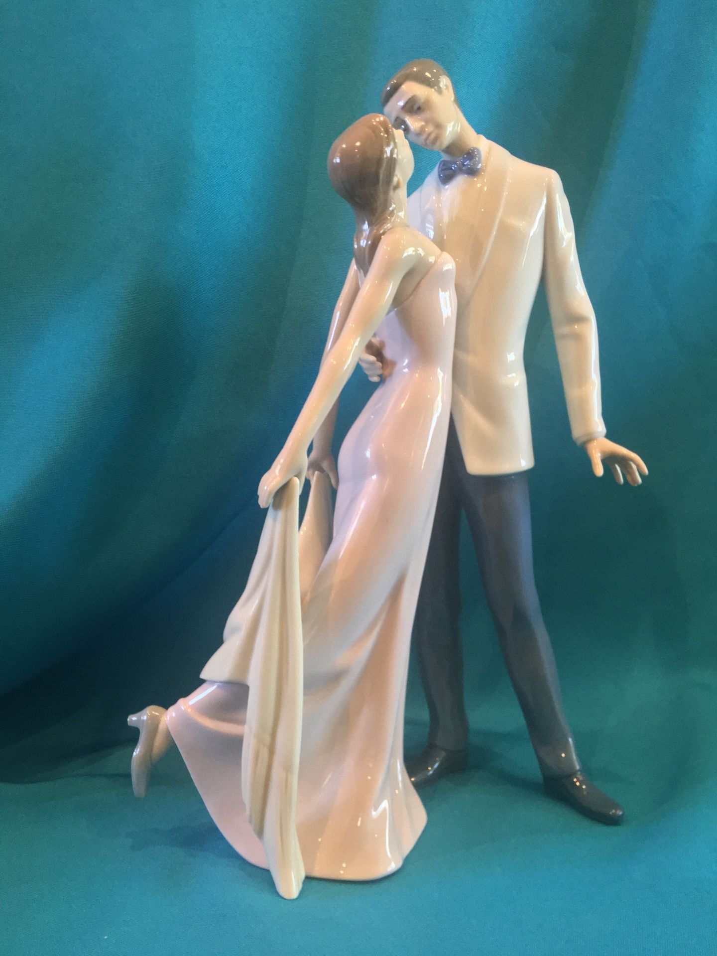 Lladro 6475 “Happy Anniversary” Figurine