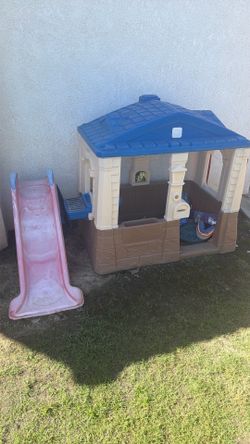 Kids play house and trampoline