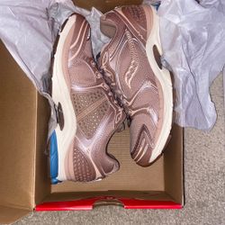 Saucony Size 8 Men/ 9.5 WMNS $75