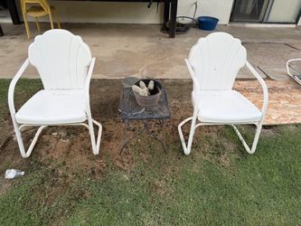 Se venden sillas de fierro en $40 dólares