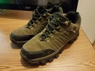 BRAND NEW HIKING BOOTS MENS SIZE 9