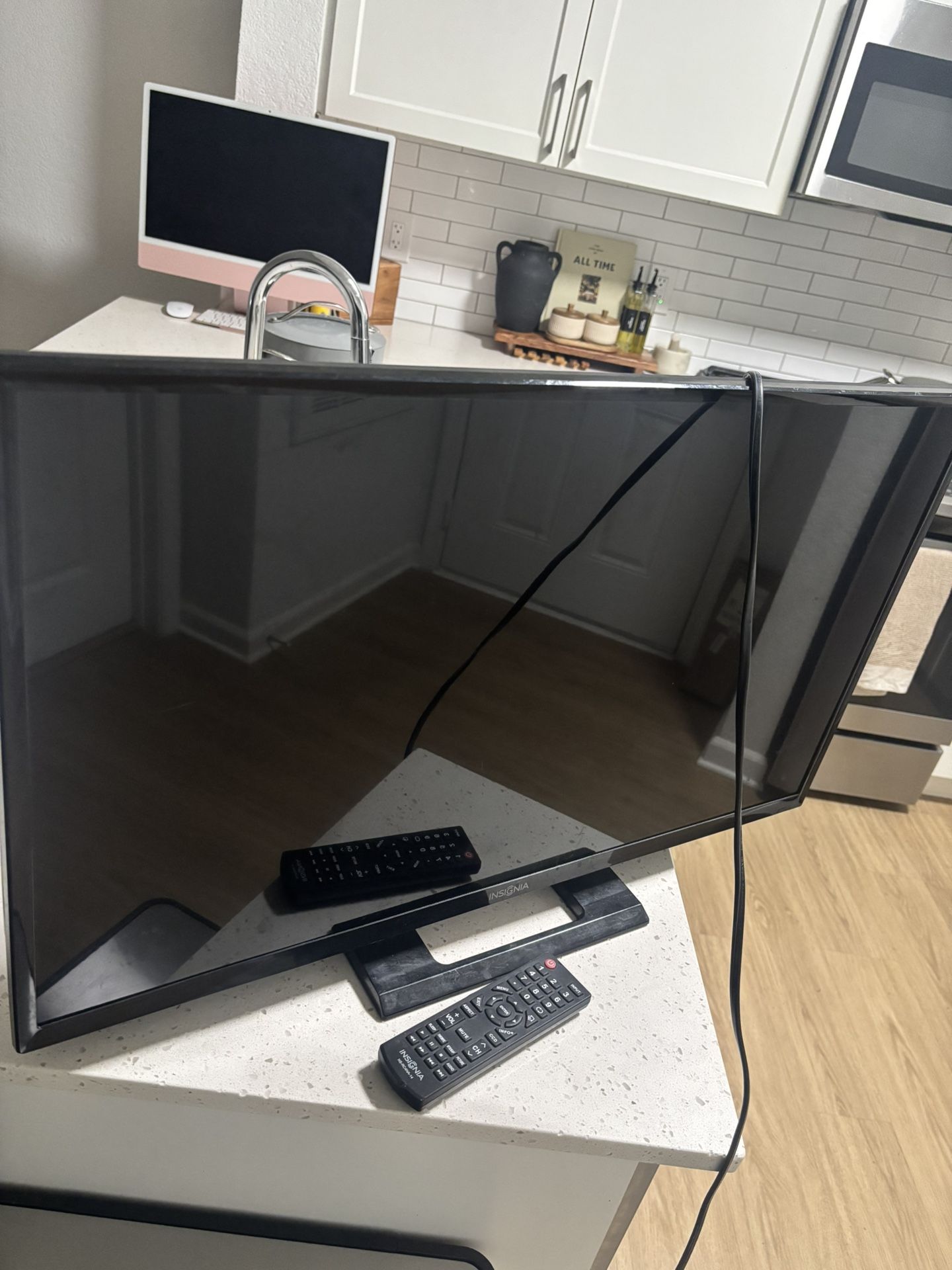 32” Insignia TV