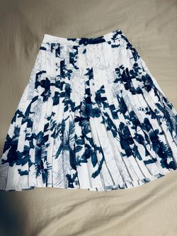 Size: 6 - Le Lis Blanc Floral Pleated Skirt – Navy Blue & White – Size 38 (US 6)