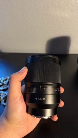 Sony Zeiss 35mm f/1.4 ZA Lens + Filter  Made in Germany+ Hood — $450