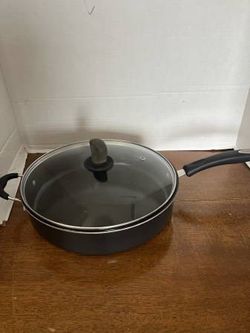 LIKE NEW Cuisinart 5 Qt. Double Handle Sauce Pan w/ Lid