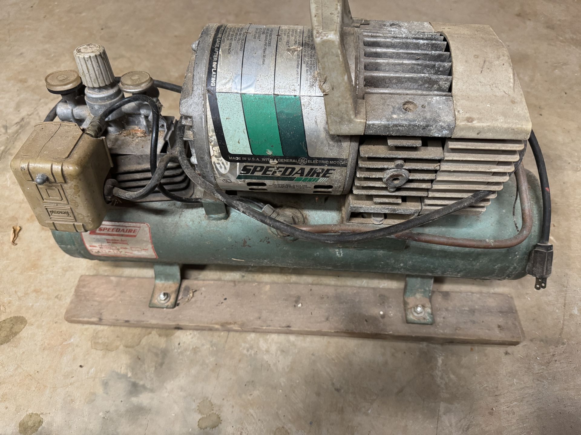 Small Air Compressor On Tank 3/4hp Speedaire