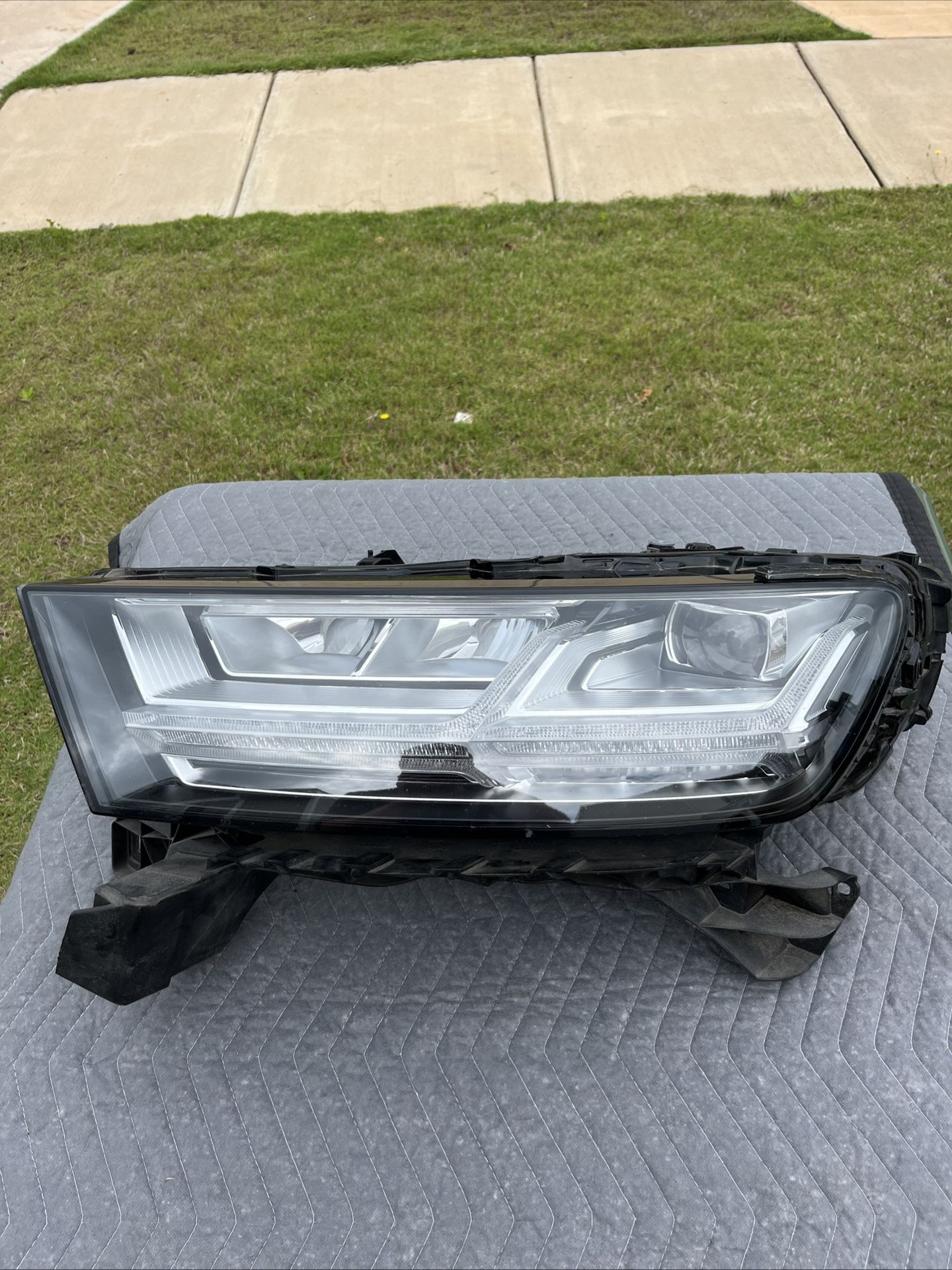 OEM Audi Q7 Q8 Left Driver Side Full LED Headlight – Part #4M0.941.033.B