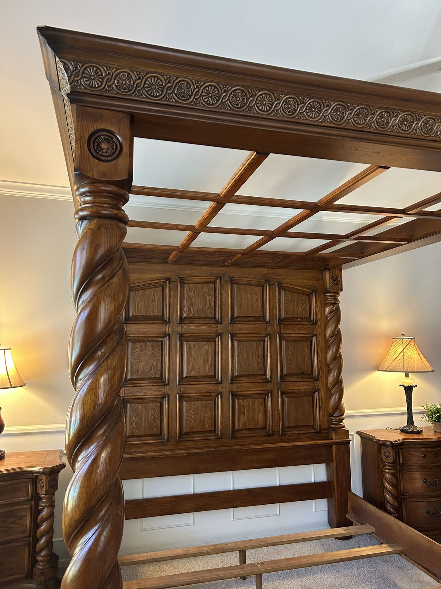 Traditional Bedroom Set With Poster Bed