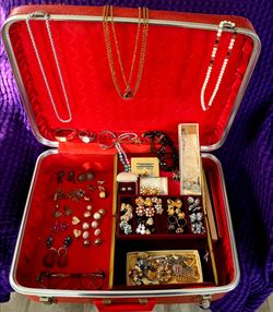 Vintage Costume Jewelry Lot in Vintage Suitcase
