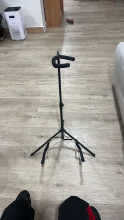 Amazon Basics: Guitar Stand