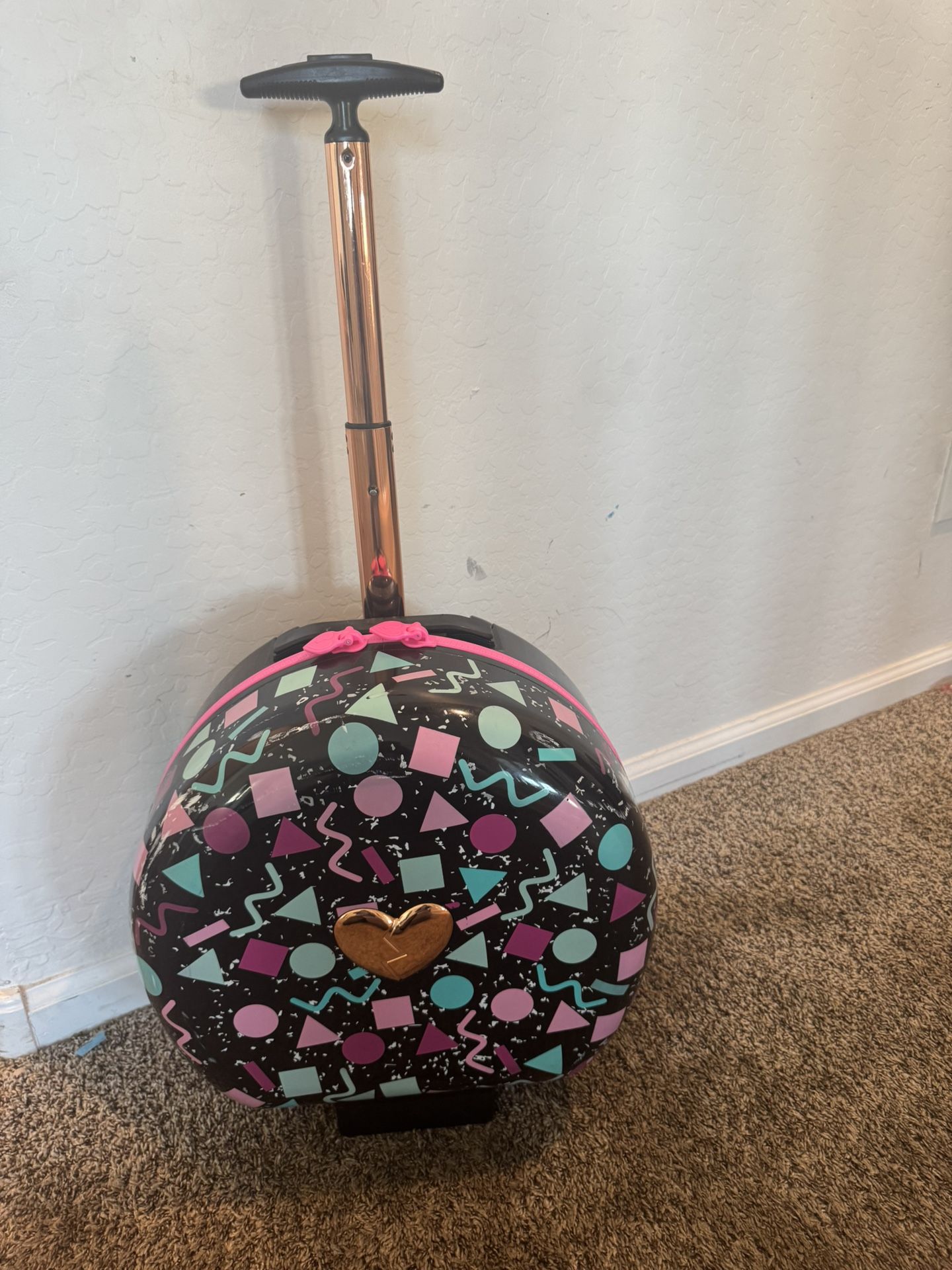 L.O.L. Surprise OMG Rolling Fashion Closet + Dolls & Accessories Bundle