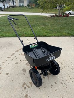 Scotts Turf Builder EdgeGuard Mini Broadcast Spreader