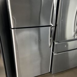 FRIGIDAIRE STAINLESS STEEL TOP FREEZER REFRIGERATOR APARTMENT SIZE 