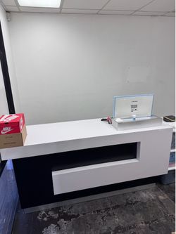 Pos desk/check out counter