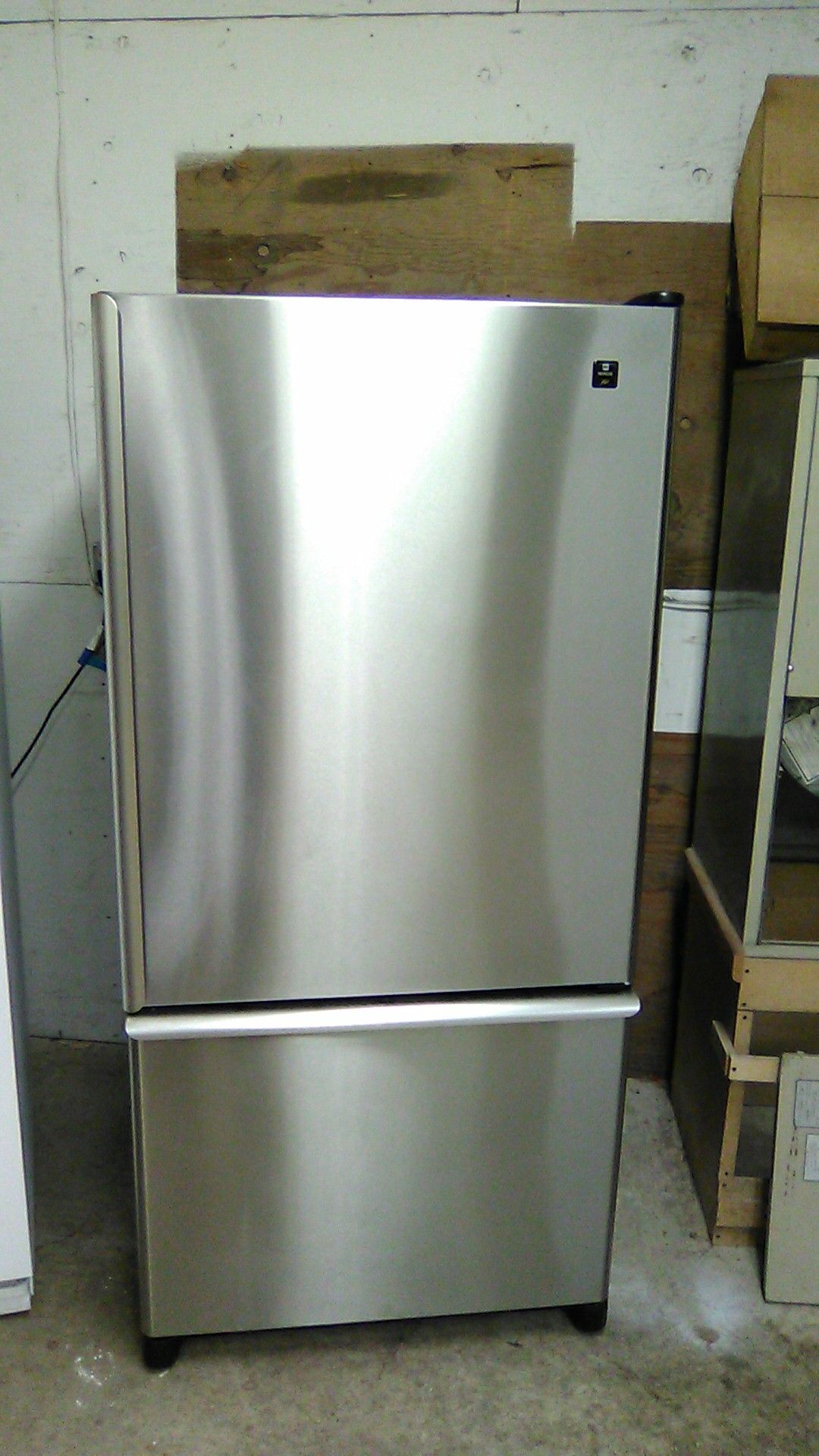 18 cubic foot stainless steel bottom freezer pull out Maytag
