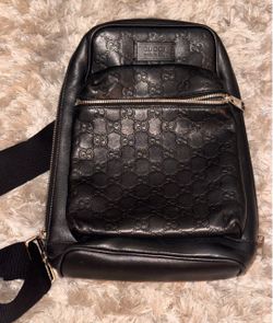 Black signature leather Gucci crossbody bag