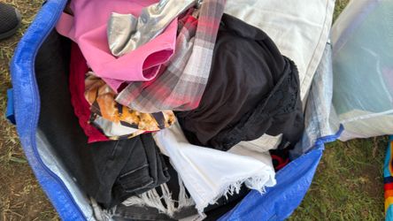 Bolsa con ropa nueva de mujer alguna de hombre toda es nueva con etiqueta son 40 piezas toda por $60 muy bonita