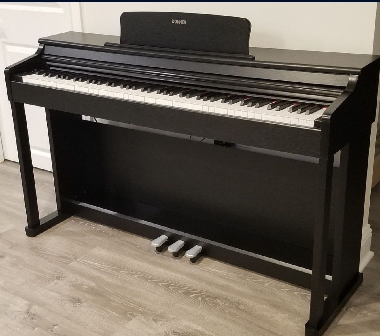 DIGITAL DONNER PIANO IN EXCELLENT CONDITION. VERY LIGHT AND EASY TO MOVE. NO SMOKING NO PETS HOME. $225.00 OR BEST OFFER.