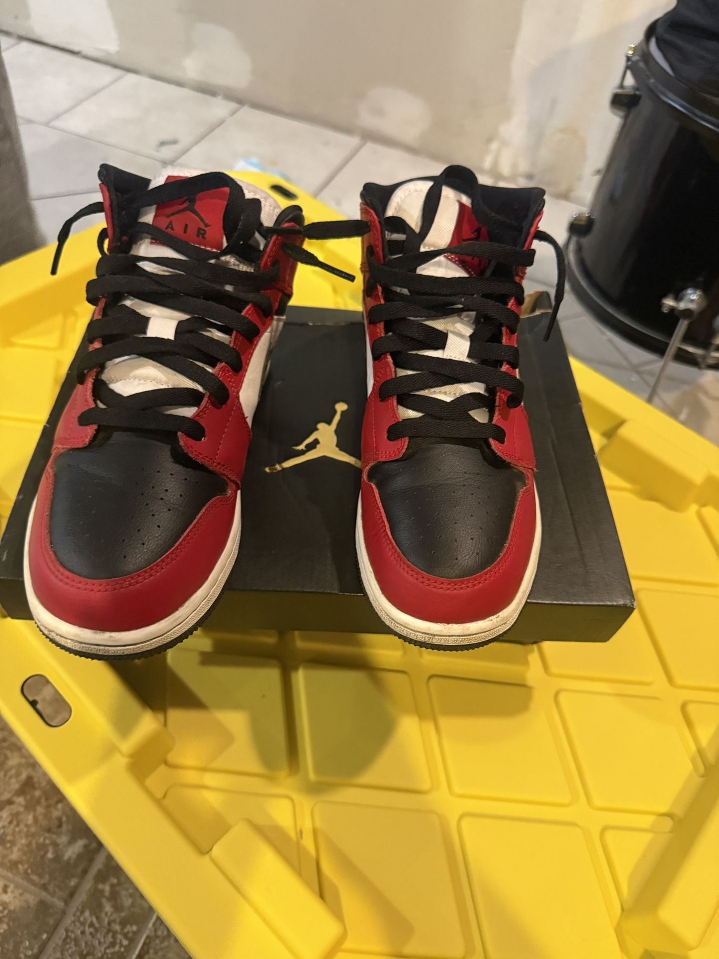 Air Jordan 1 Mid Chicago Black Toe
