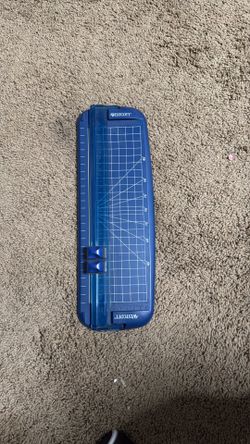 Personal paper trimmer with extra blade
