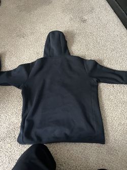 Black Nike tech fleece