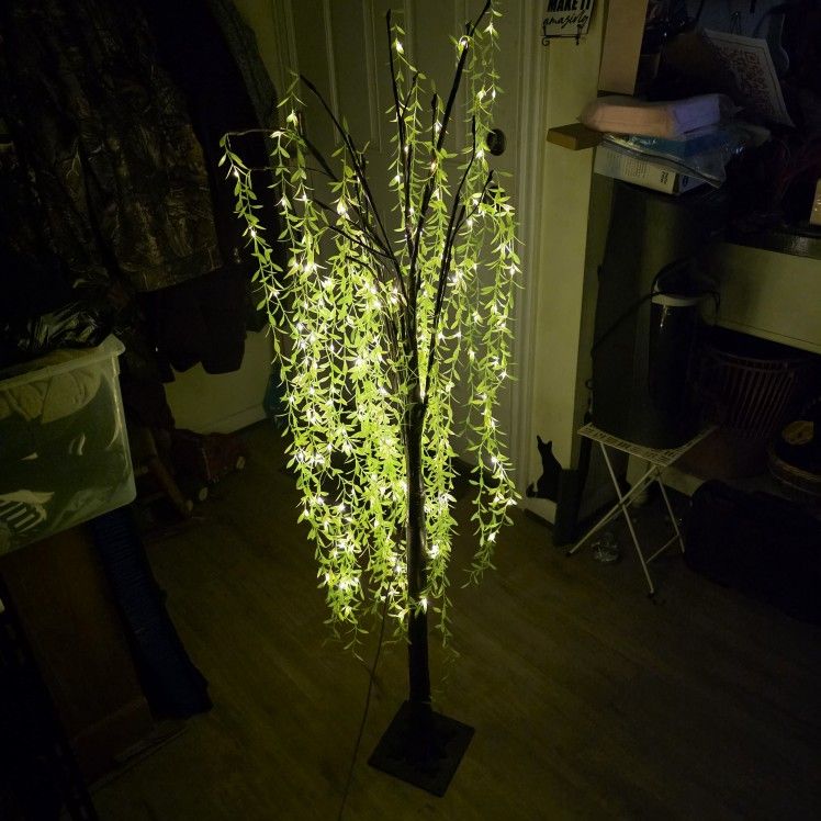 Lighted 4ft weeping willow tree with toggle switch