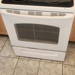  General Electric (GE) free-standing 5 Burner glass top electric range. 