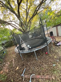 Round Trampoline with Safety Net Enclosure