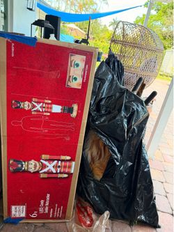 Christmas Nativity set, 6’ soldier Nutcracker, su Bernard