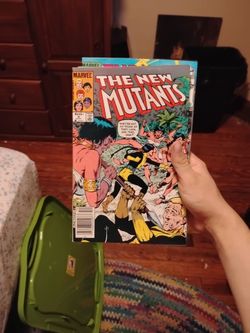 The New mutants bundle of 13 eight in sleeves and five not in sleaves so 13