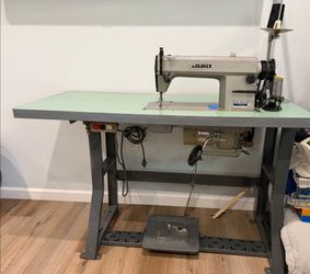 Maquina de coser juki