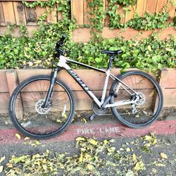     Giant Roam 4 Hybrid Bike Size M 700C / 28”