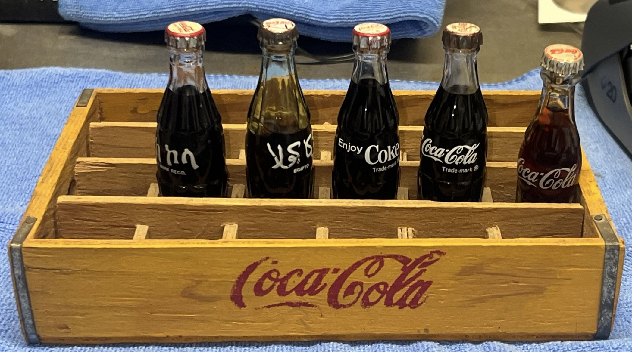 5 MINIATURE COCA COLA BOTTLES & WOOD CASE! LIQUID INSIDE!