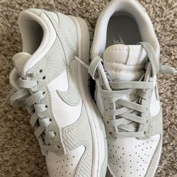 USED- GREEN AND WHITE NIKE DUNK SZ 6.5
