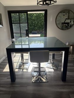 Table + 4 Swivel Barstools