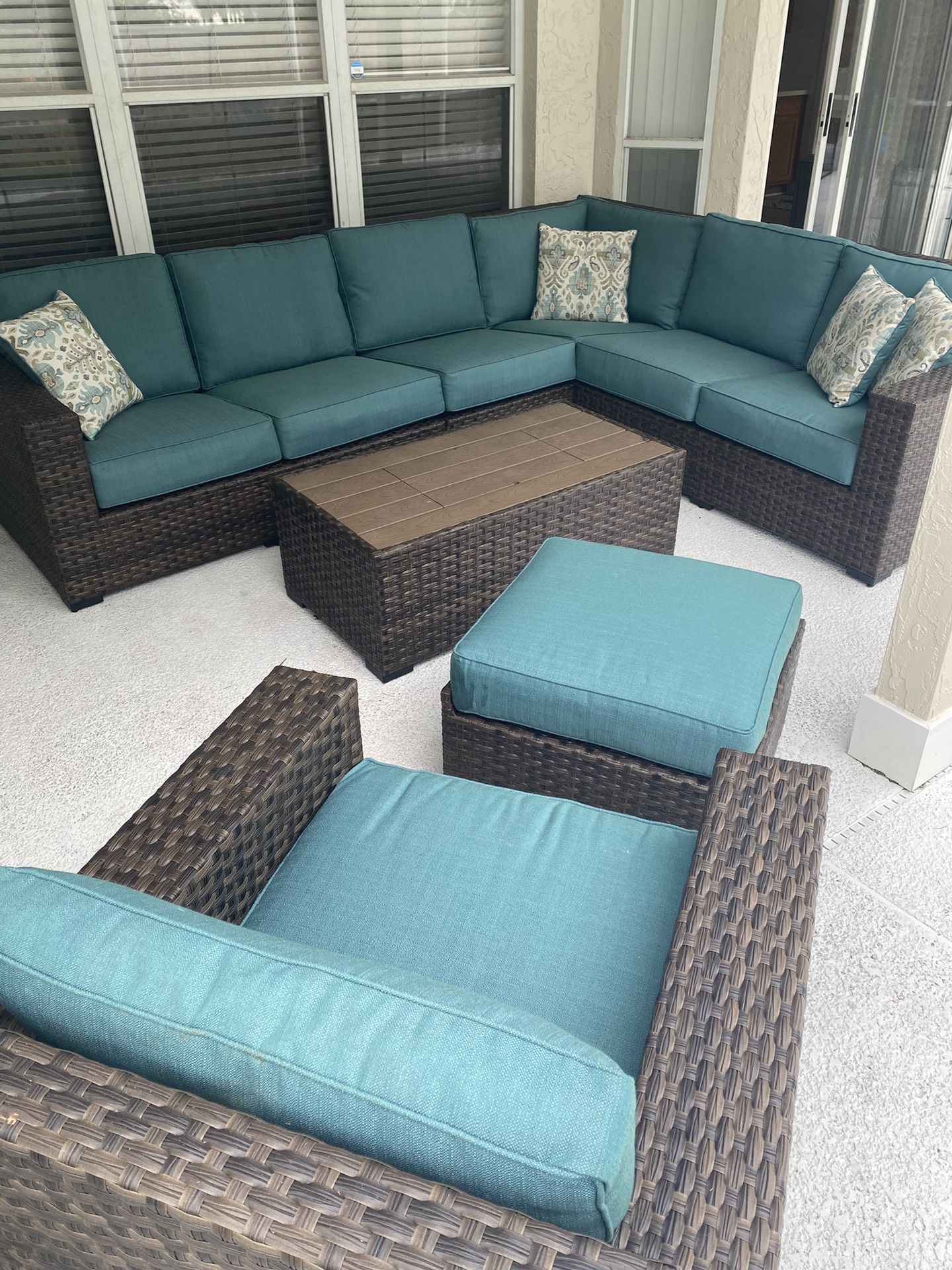 Outdoor Couch Loveseat And Ottoman W Cooler