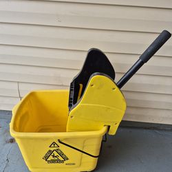 Rubbermaid mop bucket and mops