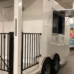FOOD TRAILER LIKE NEW ! 