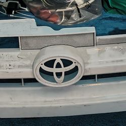 98-2002 Toyota Sienna Front Center Grill 
