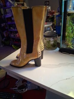 Black Western boots with pointed toes, reptile-textured leather detailing, decorative embroidery on shaft, and stacked angled heels. Size: 37 (EU).
Ta