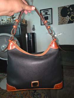 Authentic Dooney and Bourke purse in Mint Condition. No low baller please