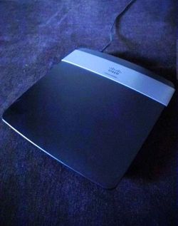 Cisco Linksys E2500 (N600) Advanced Simultaneous Dual-Band Wireless-N Wi-Fi Router (2.4 + 5 GHz) **FAST, RELIABLE CONNECTION! LIKE NEW CONDITION!**