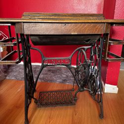 Singer Sewing Machine 