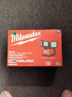 MILWAUKEE M18 DUAL POWER TRIPLE-PANEL FLOOD LIGHT