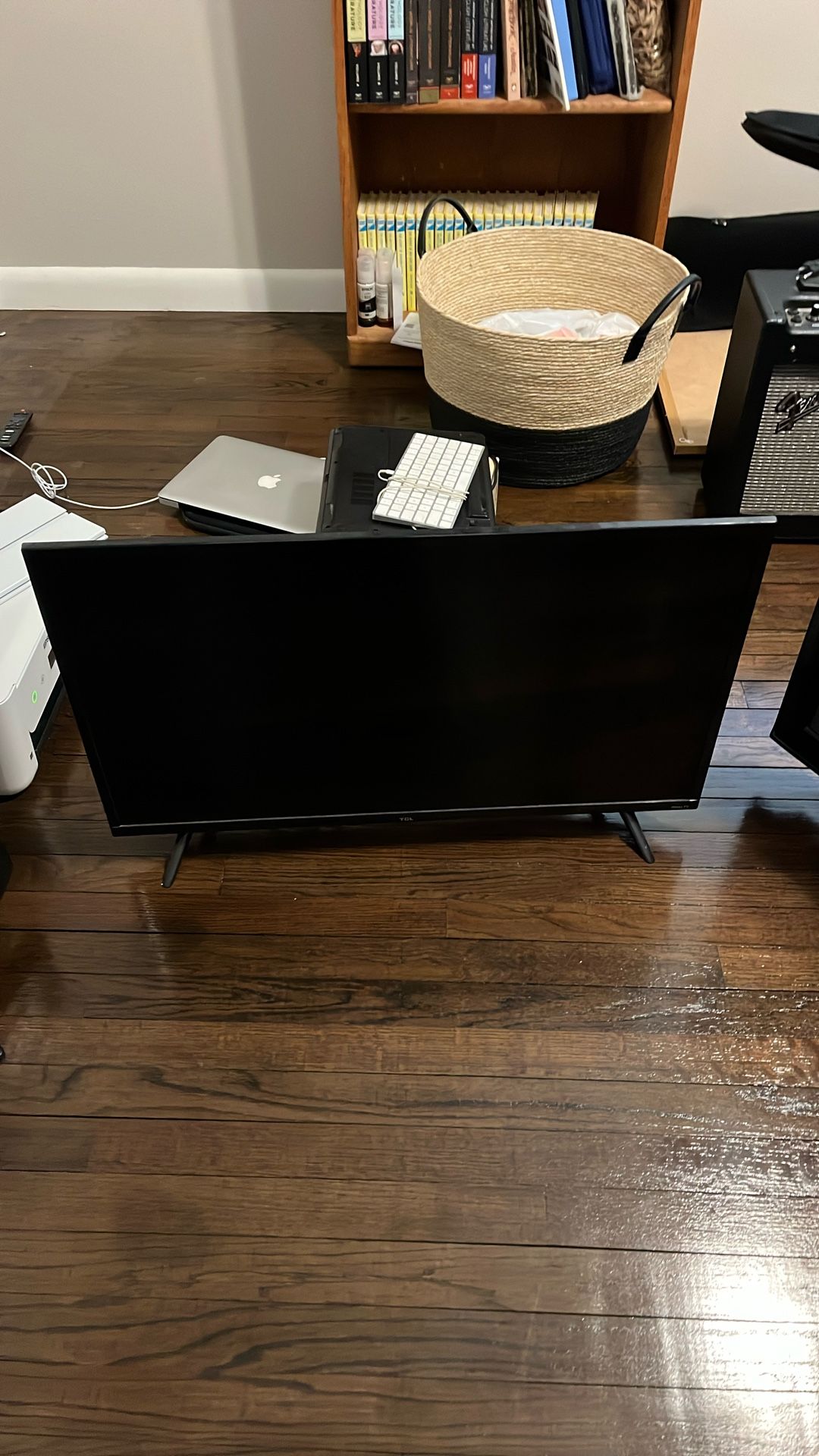 TCL 28” Smart Tv