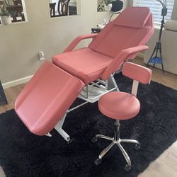 **EXCELLENT Condition Adjustable Salon Bed & Stool*