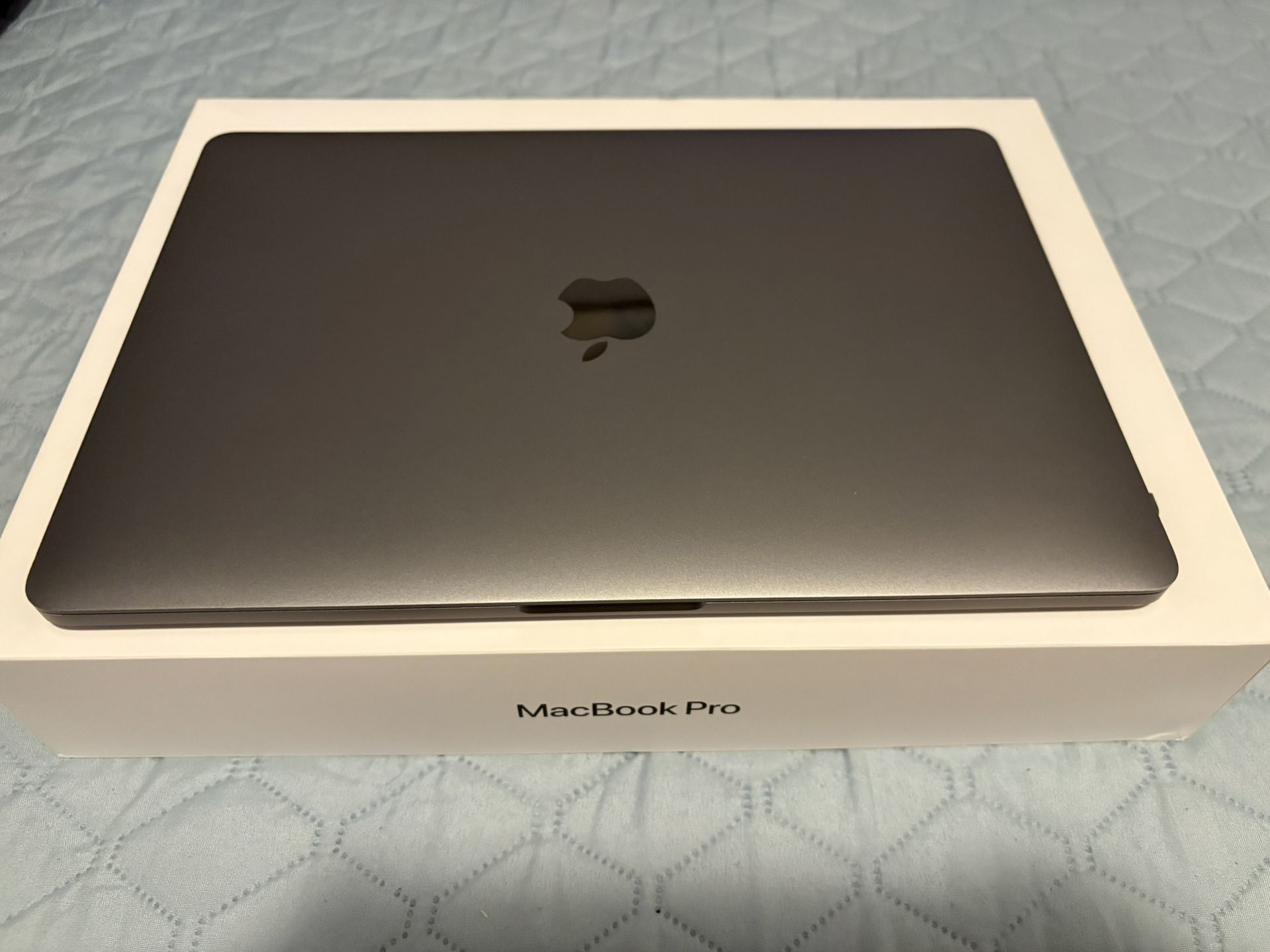 MacBook Pro 13 inch 2018 Space Gray w/ Touch Bar & Touch ID sensor in excellent condition!