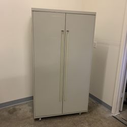 Cabinet w/pull Out Drawers And Doors